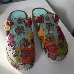 Floral Multicolor Mules with Buckle Detail